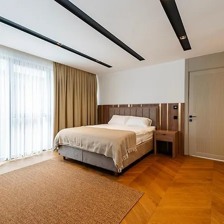 6-bedroom W Pool & Sauna *