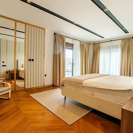 Apartment 6-bedroom W Pool & Sauna *