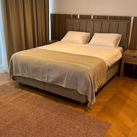 6-bedroom W Pool & Sauna Apartment