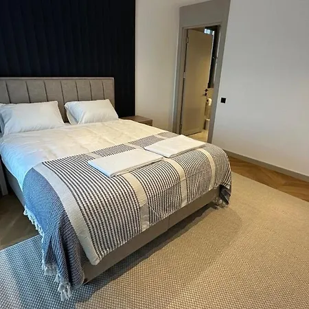 6-bedroom W Pool & Sauna Apartment