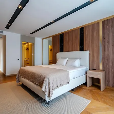6-bedroom W Pool & Sauna Apartment