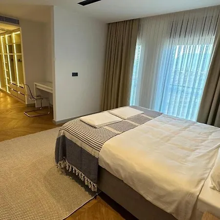 6-bedroom W Pool & Sauna