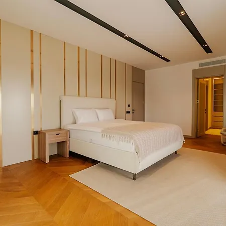 6-bedroom W Pool & Sauna *
